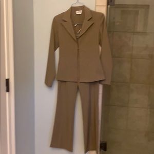 Two piece pant suit nwot